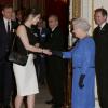 Elizabeth II salue Gemma Arterton lors de la réception organisée le 17 février 2014 à Buckingham Palace pour célébrer les soixante ans du patronage de la Royal Academy of Dramatic Art par la reine Elizabeth II.