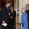 Elizabeth II salue Stephen Fry lors de la réception organisée le 17 février 2014 à Buckingham Palace pour célébrer les soixante ans du patronage de la Royal Academy of Dramatic Art par la reine Elizabeth II.