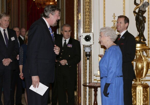 Elizabeth II salue Stephen Fry lors de la réception organisée le 17 février 2014 à Buckingham Palace pour célébrer les soixante ans du patronage de la Royal Academy of Dramatic Art par la reine Elizabeth II.