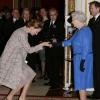 Uma Thurman fait la révérence devant lors de la réception organisée le 17 février 2014 à Buckingham Palace pour célébrer les soixante ans du patronage de la Royal Academy of Dramatic Art par la reine Elizabeth II.