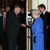 Elizabeth II salue Alan Bennett lors de la réception organisée le 17 février 2014 à Buckingham Palace pour célébrer les soixante ans du patronage de la Royal Academy of Dramatic Art par la reine Elizabeth II.