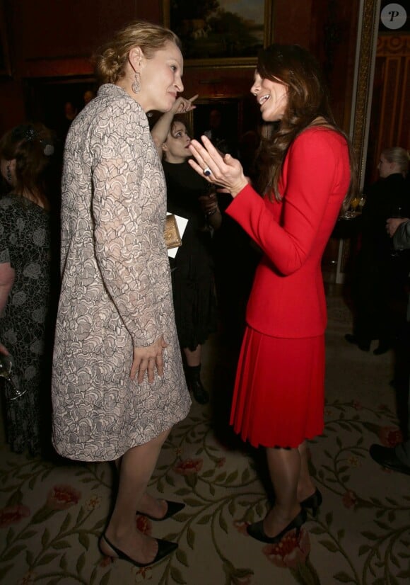 Uma Thurman et Kate Middleton lors de la réception organisée le 17 février 2014 à Buckingham Palace pour célébrer les soixante ans du patronage de la Royal Academy of Dramatic Art par la reine Elizabeth II.