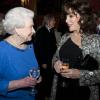 Elizabeth II et Joan Collins lors de la réception organisée le 17 février 2014 à Buckingham Palace pour célébrer les soixante ans du patronage de la Royal Academy of Dramatic Art par la reine Elizabeth II.