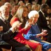 Kate Middleton applaudit avec le prince Michael de Kent et la reine Elizabeth II la performance des artistes lors de la réception organisée le 17 février 2014 à Buckingham Palace pour célébrer les soixante ans du patronage de la Royal Academy of Dramatic Art par la reine Elizabeth II.