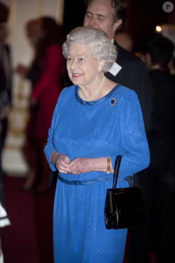 La reine Elizabeth II lors de la réception organisée le 17 février 2014 à Buckingham Palace pour célébrer les soixante ans de son patronage de la Royal Academy of Dramatic Art.
