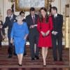 Elizabeth II et la duchesse Catherine de Cambridge, en Alexander McQueen, lors de la réception organisée le 17 février 2014 à Buckingham Palace pour célébrer les soixante ans du patronage de la Royal Academy of Dramatic Art par la reine Elizabeth II.