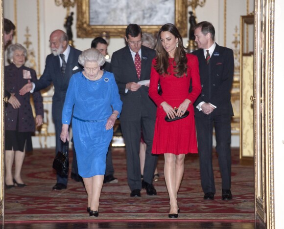 Elizabeth II et la duchesse Catherine de Cambridge, en Alexander McQueen, lors de la réception organisée le 17 février 2014 à Buckingham Palace pour célébrer les soixante ans du patronage de la Royal Academy of Dramatic Art par la reine Elizabeth II.