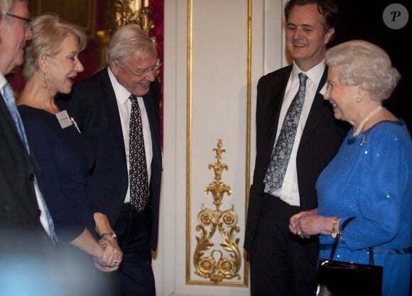 Dame Helen Mirren ravie de rencontrer Elizabeth II lors de la réception organisée le 17 février 2014 à Buckingham Palace pour célébrer les soixante ans du patronage de la Royal Academy of Dramatic Art par la reine Elizabeth II.