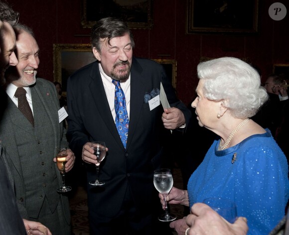 Stephen Fry rencontre la reine Elizabeth II lors de la réception organisée le 17 février 2014 à Buckingham Palace pour célébrer les soixante ans du patronage de la Royal Academy of Dramatic Art par la reine Elizabeth II.