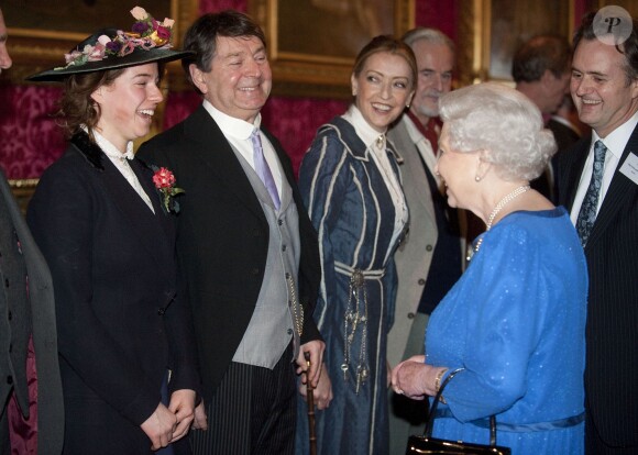 Elizabeth II salue la troupe de My Fair Lady lors de la réception organisée le 17 février 2014 à Buckingham Palace pour célébrer les soixante ans du patronage de la Royal Academy of Dramatic Art par la reine Elizabeth II.