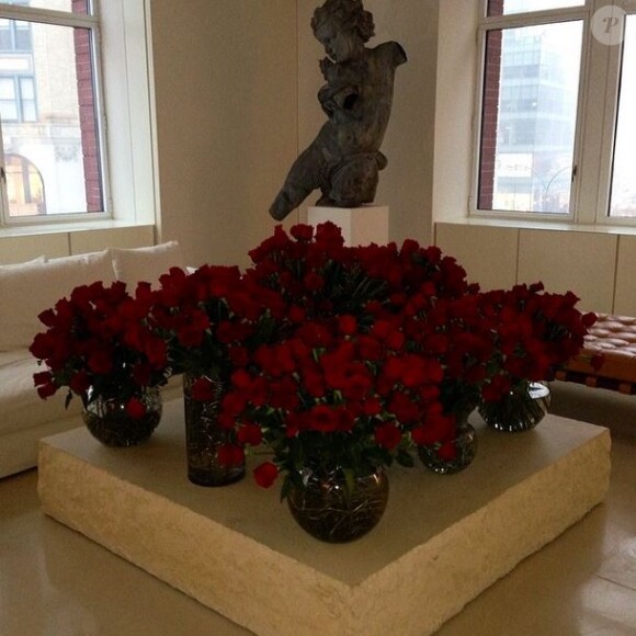 Pour la Saint Valentin, Kim Kardashian a reçu de la part de son fiancé Kanye West plusieurs bouquets de roses rouges, symbole de l'amour et de la passion.