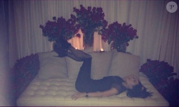 Kim Kardashian, ultrasexy pour la Saint Valentin, dans une pièce décorée de roses rouges.