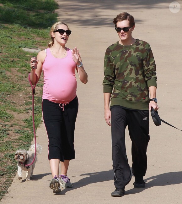 Teresa Palmer très enceinte promène son chien à Silverlake, le 29 janvier 2014.