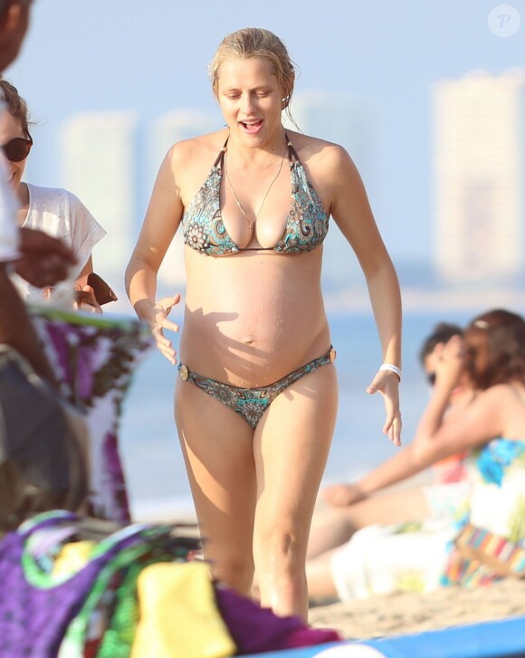 Exclusif - Teresa Palmer enceinte de 8 mois sur la plage pendant les vacances de Noël à Cabo San Lucas, le 19 décembre 2013.