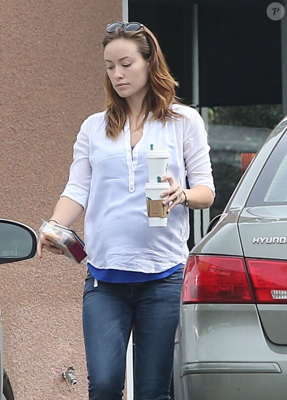 Olivia Wilde enceinte va prendre un café au Starbucks à Studio City, le 11 février 2014.