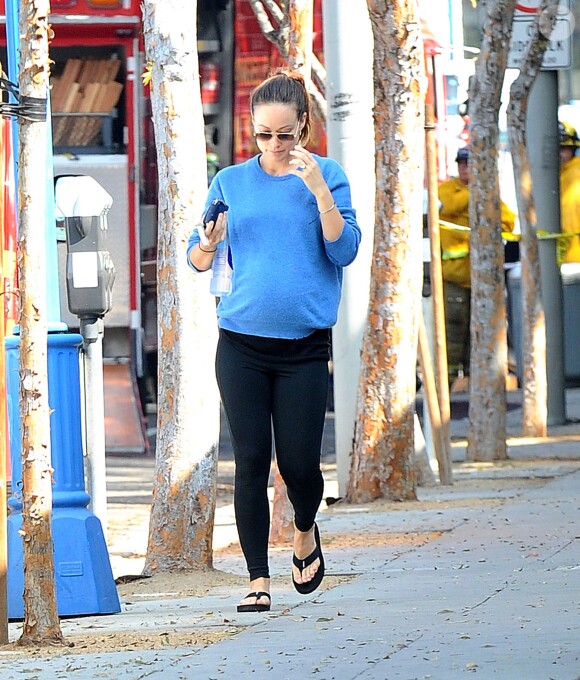 Olivia Wilde, enceinte, quittant son cours de yoga à Los Angeles le 18 février 2014