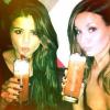 Selena Gomez, un verre à la main avec une amie (18 février 2014).