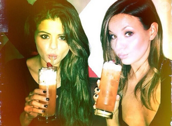 Selena Gomez, un verre à la main avec une amie (18 février 2014).