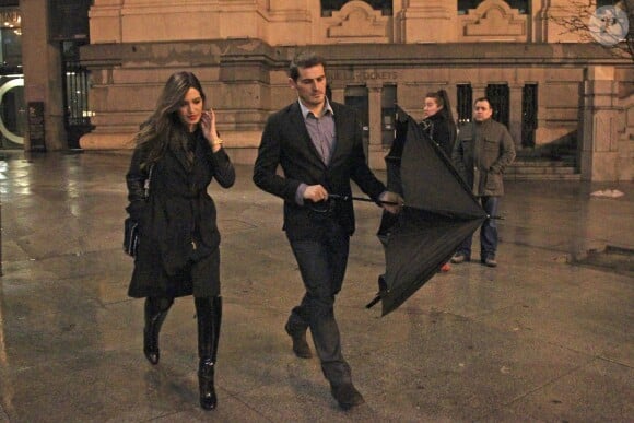 Les jeunes parents Iker Casillas et sa compagne Sara Carbonero à la sortie d'un restaurant à Madrid le 16 février 2014