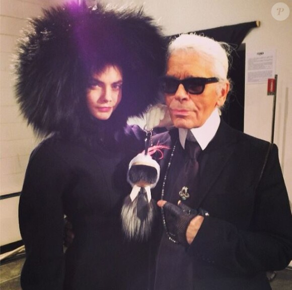 Cara Delevingne et Karl Lagerfeld lors du défilé Fendi automne-hiver 2014 à Milan. Le 20 février 2014.