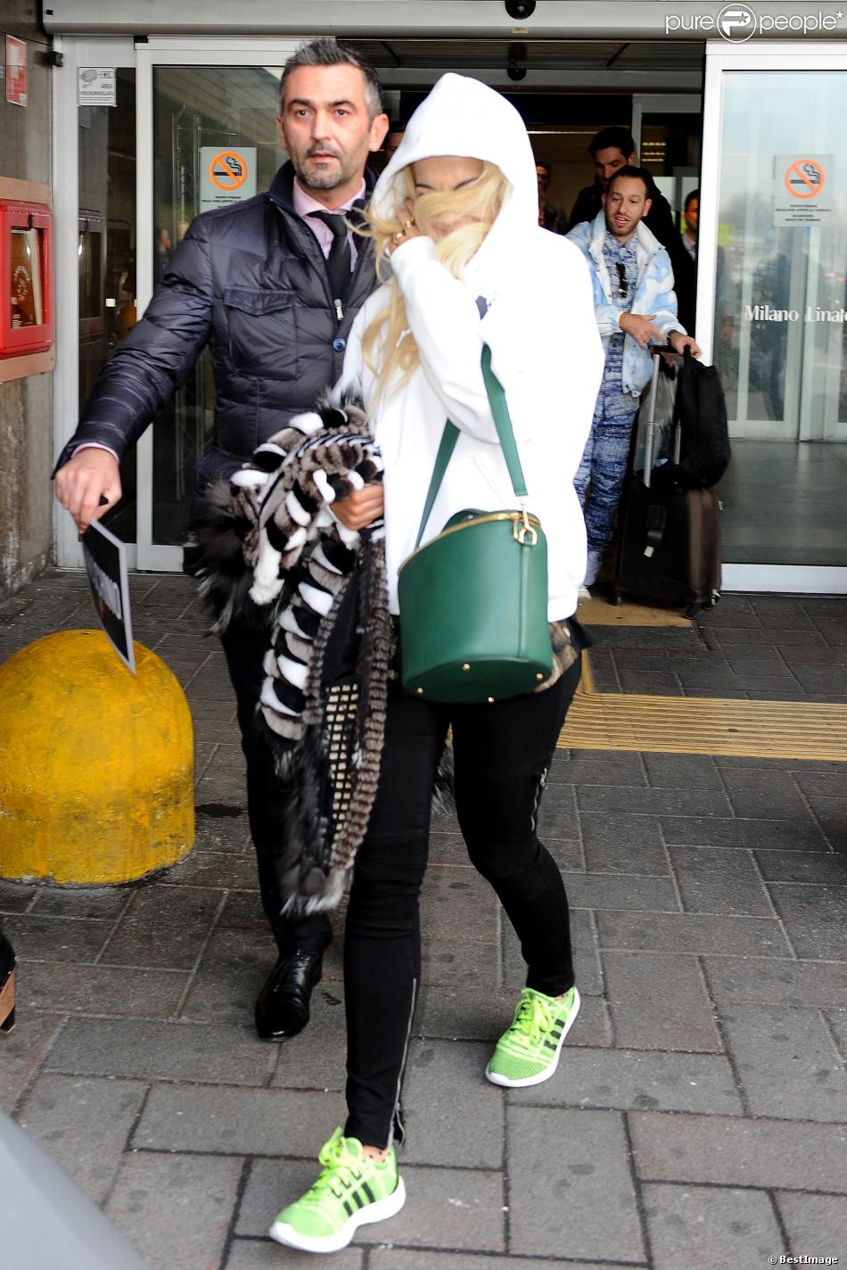 Rita Ora arrive à l&#039;aéroport Linate à Milan, accompagnée par son chéri Calvin Harris. Le 20 février 2014.