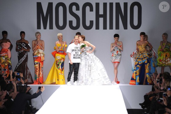Jeremy Scott, ses mannequins et sa mariée à l'issue du défilé Moschino automne-hiver 2014-2015 à Milan, le 20 février 2014.