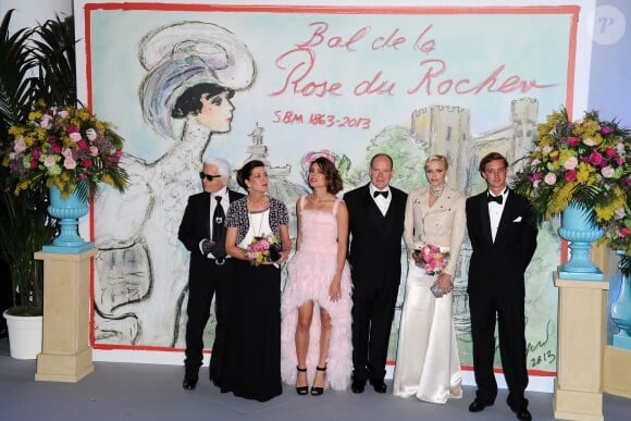 Karl Lagerfeld avec la princesse Caroline, Charlotte Casiraghi, le prince Albert de Monaco, la princesse Charlene et Pierre Casiraghi Bal de la Rose 2013