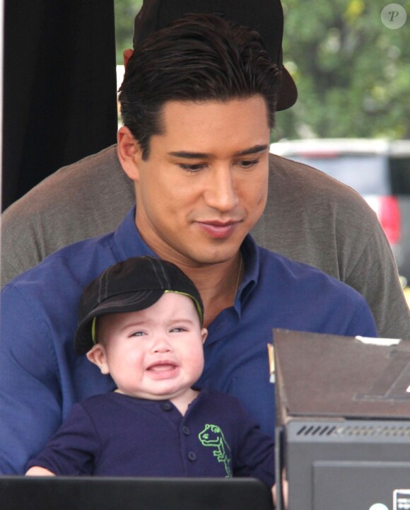 Exclusif - Mario Lopez reçoit la visite de sa femme Courtney Mazza et de leur fils Dominic sur le plateau de l'émission "Extra" à Universal City. Le 20 février 2014.