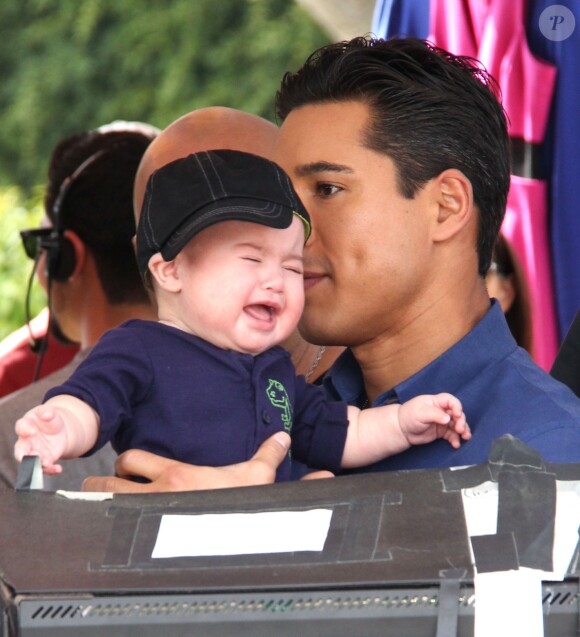 Exclusif - Mario Lopez reçoit la visite de sa femme Courtney Mazza et de leur fils Dominic sur le plateau de l'émission "Extra" à Universal City. Le 20 février 2014.