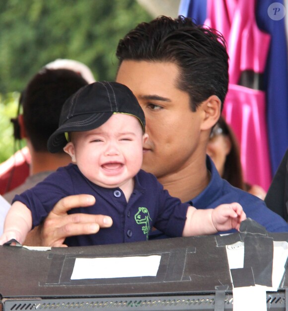 Exclusif - Mario Lopez reçoit la visite de sa femme Courtney Mazza et de leur fils Dominic sur le plateau de l'émission "Extra" à Universal City. Le 20 février 2014.