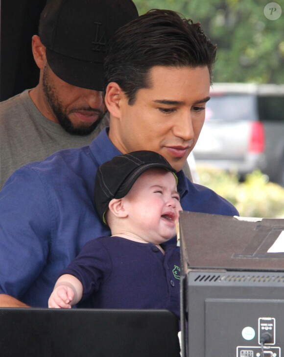 Exclusif - Le séduisant Mario Lopez reçoit la visite de sa femme Courtney Mazza et de leur fils Dominic sur le plateau de l'émission "Extra" à Universal City. Le 20 février 2014.