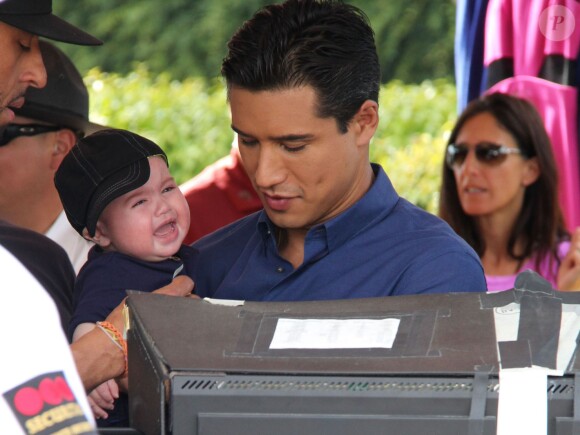 Exclusif - Mario Lopez reçoit la visite de sa femme Courtney Mazza et de leur fils Dominic sur le plateau de l'émission "Extra" à Universal City. Le 20 février 2014.