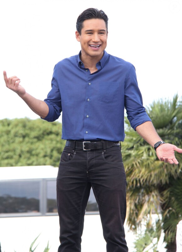 Exclusif - Mario Lopez reçoit la visite de sa femme Courtney Mazza et de leur fils Dominic sur le plateau de l'émission "Extra" à Universal City. Le 20 février 2014.
