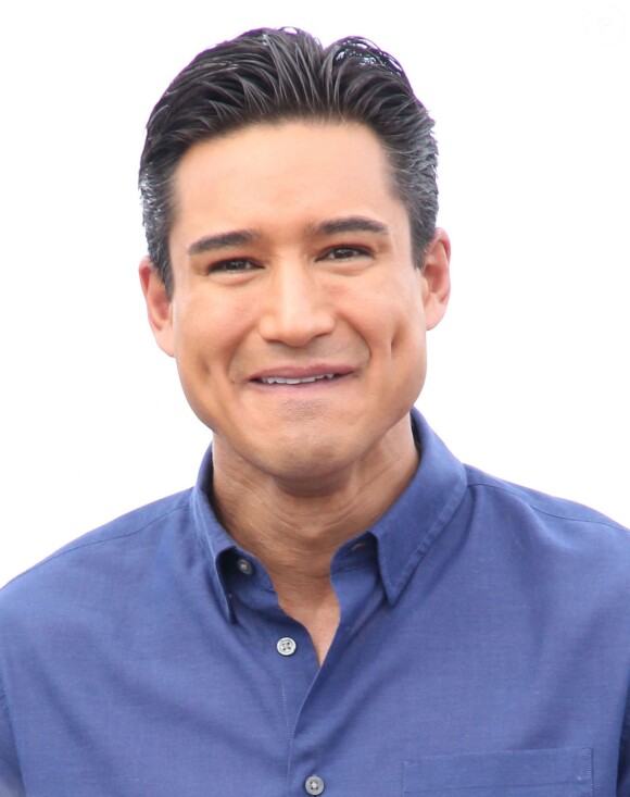 Exclusif - Mario Lopez reçoit la visite de sa femme Courtney Mazza et de leur fils Dominic sur le plateau de l'émission "Extra" à Universal City. Le 20 février 2014.