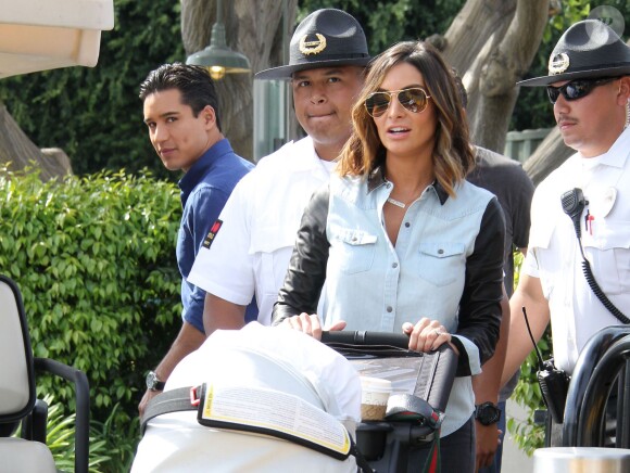 Exclusif - Mario Lopez reçoit la visite de sa femme Courtney Mazza et de leur fils Dominic sur le plateau de l'émission "Extra" à Universal City. Le 20 février 2014.