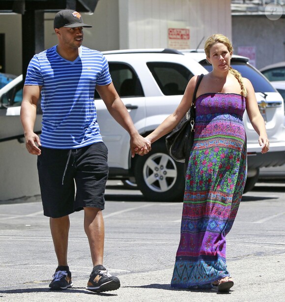 Exclusif - Donald Faison et sa femme CaCee Cobb, enceinte, déjeunent au "King's Road Cafe" à West Hollywood, le 20 mai 2013.