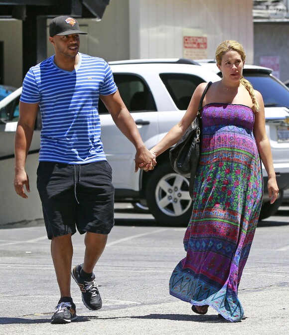Exclusif - Donald Faison et sa femme CaCee Cobb, enceinte, déjeunent au "King's Road Cafe" à West Hollywood, le 20 mai 2013.