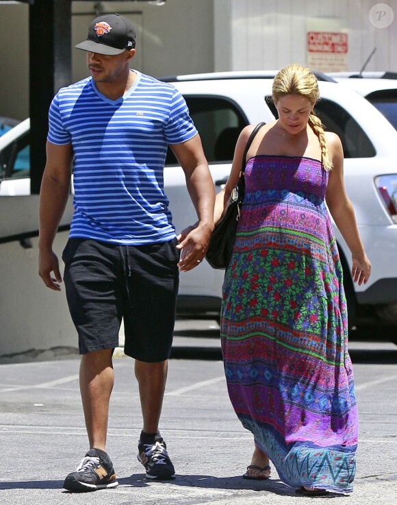 Exclusif - Donald Faison et sa femme CaCee Cobb, enceinte, déjeunent au "King's Road Cafe" à West Hollywood, le 20 mai 2013.