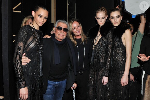 Roberto Cavalli, entouré de sa femme Eva et de mannequins à l'issue de son défilé automne-hiver 2014-2015 à Milan. Le 22 février 2014.