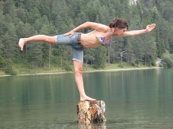Exclusif - Adeline Blondieau en équilibre fait du yoga avec sa fille Wilona en Autriche, le 30 septembre 2013
