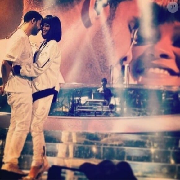 Rihanna a fait une apparition surprise à Bercy, pendant le concert de Drake. Elle a interprété les titres Take Care et Pour it up.
