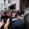 L'entrée du Mandarin Oriental, hôtel où Rihanna a posé ses valises, assailli par des fans en furie. Paris,l e 24 février 2014.