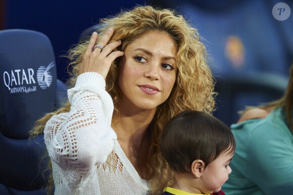 Shakira et son fils Milan lors du match entre le FC Barcelone et Séville à Barcelone, le 19 septembre 2013