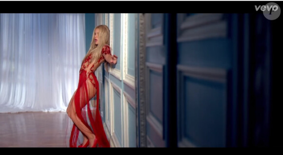 Shakira dans le clip hispanique et édulcoré de Can't Remember to Forget You, baptisé Nunca me acuerdo de olvidarte