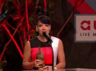 NME Awards 2014 : Lily Allen, récompensée et mal à l'aise, casse son prix !
