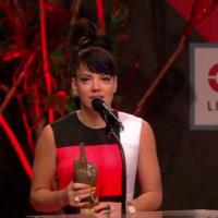NME Awards 2014 : Lily Allen, récompensée et mal à l'aise, casse son prix !
