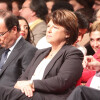 François Hollande et derrière discutant, Julie Gayet, lors de la convention d'investiture de François Hollande à la tête du PS pour l'élection présidentielle de 2012 à la Halle Freyssinet, Paris, le 22 octobre 2011.