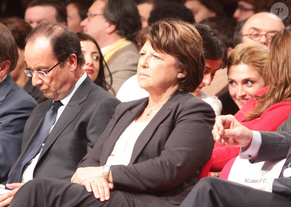 François Hollande et derrière discutant, Julie Gayet, lors de la convention d'investiture de François Hollande à la tête du PS pour l'élection présidentielle de 2012 à la Halle Freyssinet, Paris, le 22 octobre 2011.