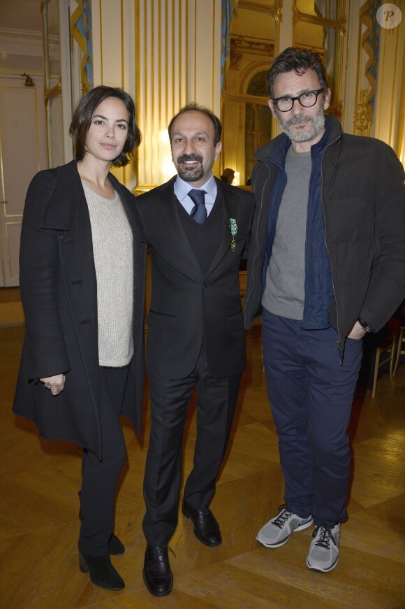 Bérénice Bejo, Asghar Farhadi et Michel Hazanavicius lorsque le cinéaste iranien a été décoré Officier de l'ordre des Arts et des Lettres au ministère de la Culture à Paris le 27 février 2014