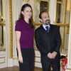 Asghar Farhadi et la ministre Aurélie Filippetti lorsque le cinéaste iranien a été décoré Officier de l'ordre des Arts et des Lettres au ministère de la Culture à Paris le 27 février 2014